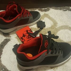 HEELEY'S BOYS SHOES SIZE 4